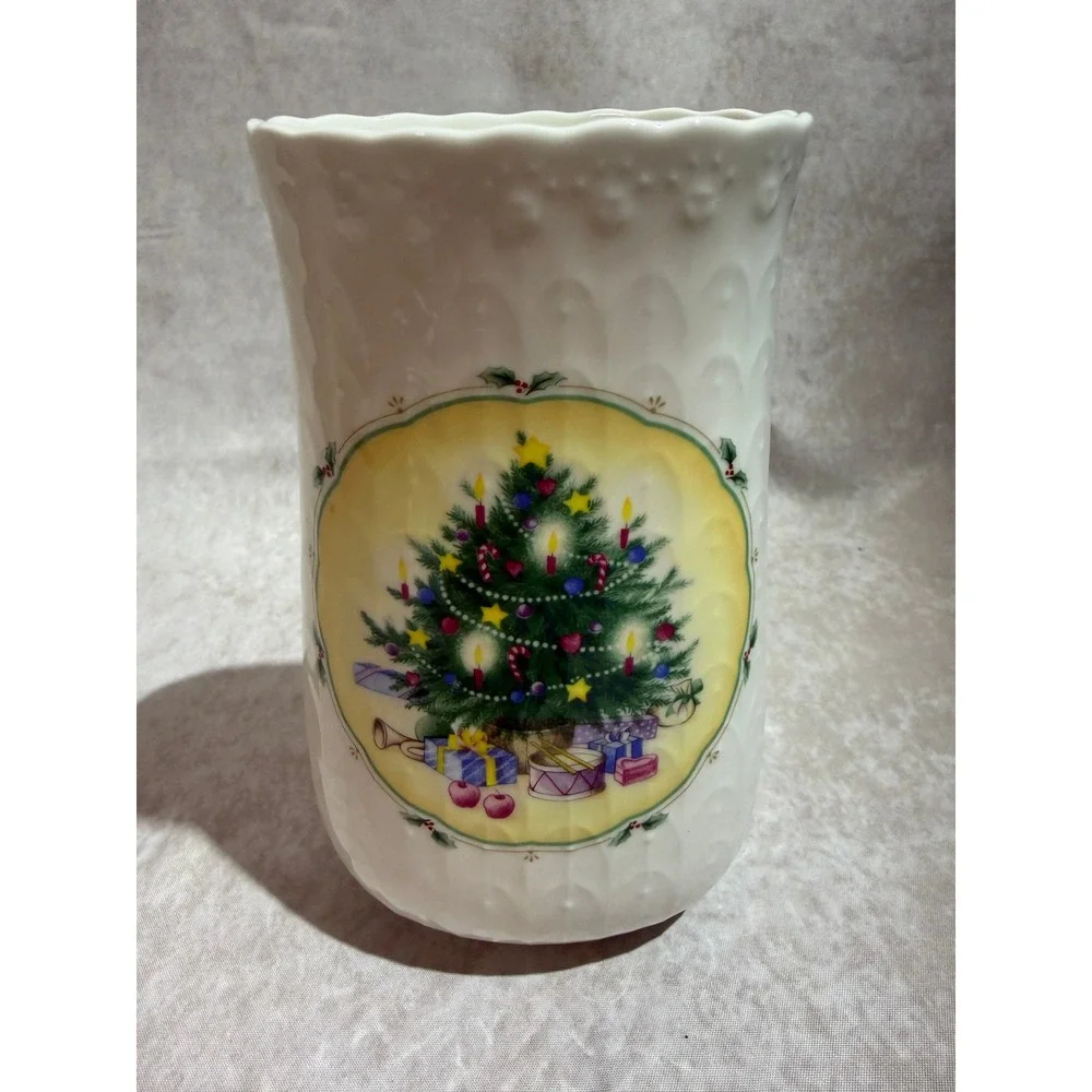 Mikasa Christmas Morning Bone China Vase B2040 Holiday‎ Tree Japan Scalloped